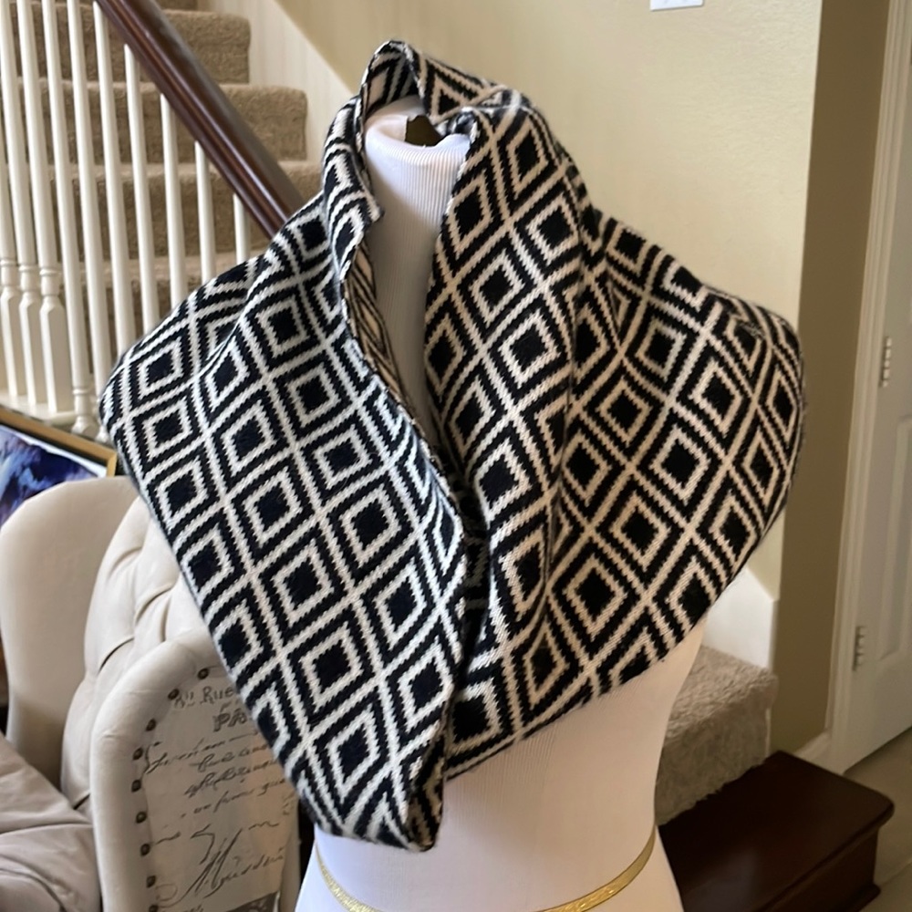 Neiman Marcus 100% cashmere infinity scarf
